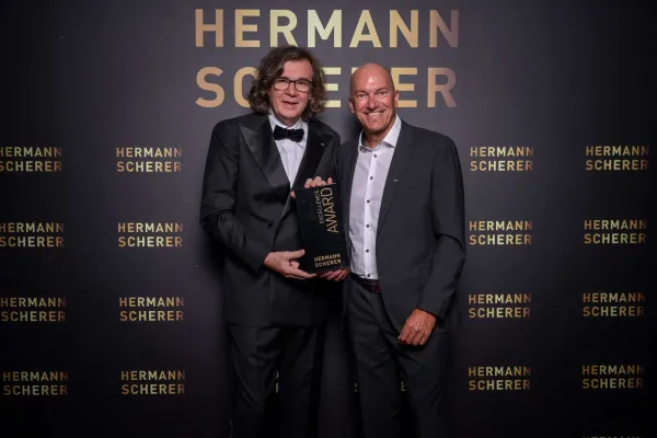 Bild: Ein Sprung, der begeistert: Jürgen Mennel gewinnt Excellence Award beim internationalen Speaker Slam