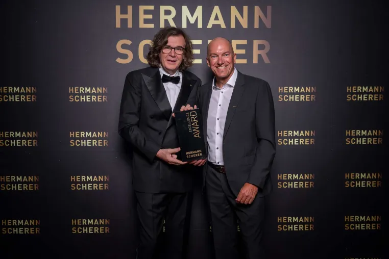 Bild: Ein Sprung, der begeistert: Jürgen Mennel gewinnt Excellence Award beim internationalen Speaker Slam