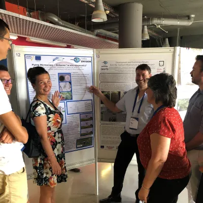 Bild: ISIS IC stellt auf der Konferenz TERRAenVISON in Barcelona die Idee des ersten fliegenden Mikroskops vor.