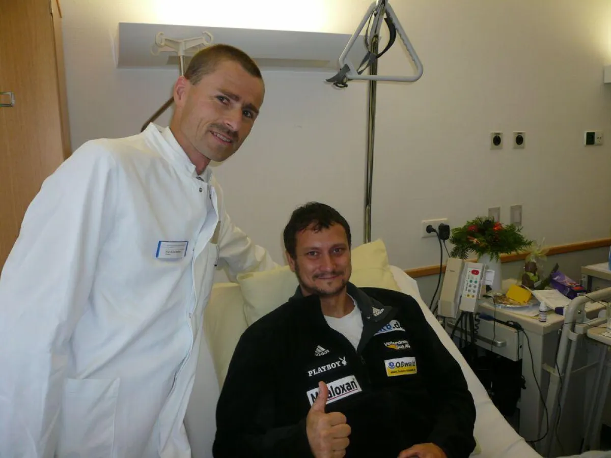 Bobpilot Matthias Höpfner mit Operateur und Chefarzt Prof. Dr. Markus Walther (li.)