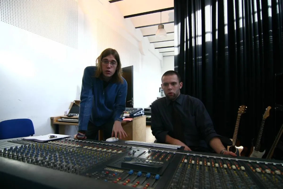 Studenten der Akademie Deutsche Pop bei der Produktion des Hörspiels