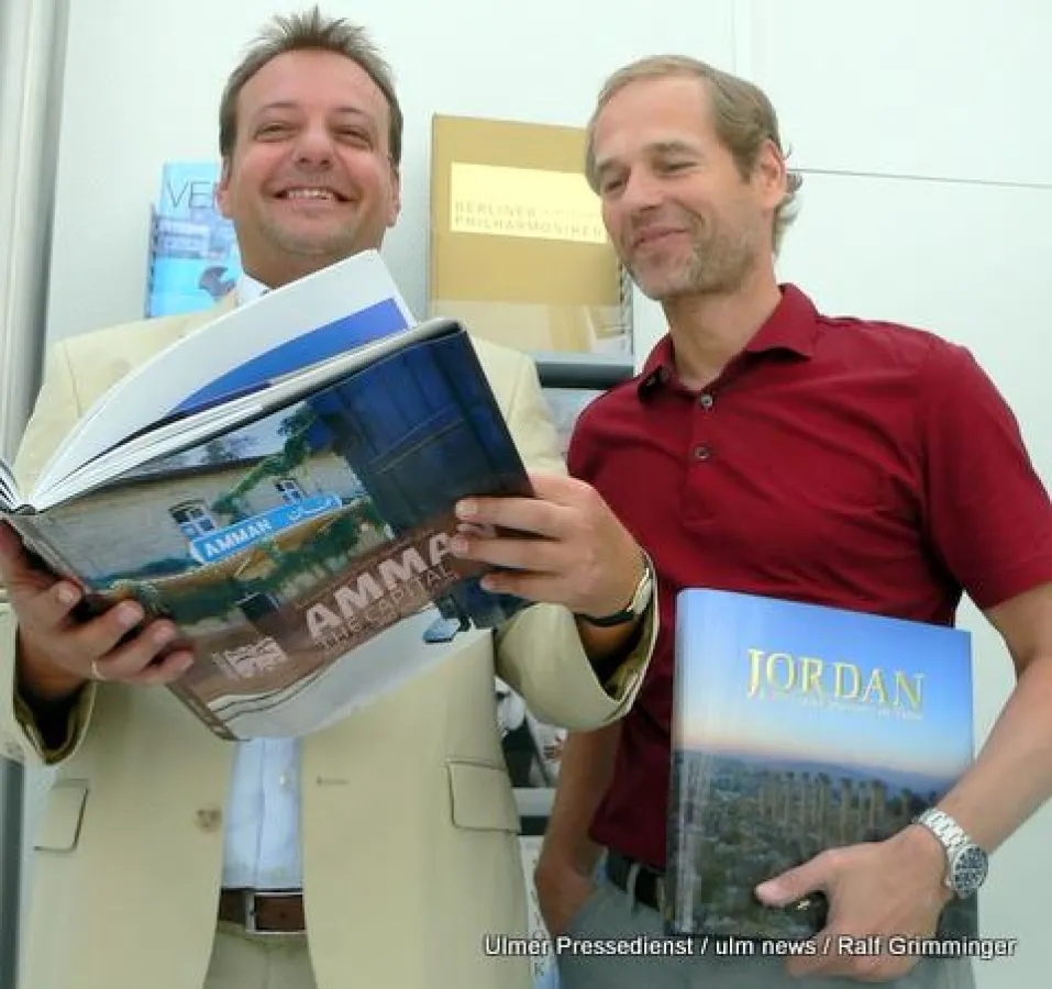 Die Geschäftsführer Hendrik le Roux (li.) und Thomas Hipp mit den zwei großen Bildbänden über Amman und Jordanien, die für das jordanische Königshaus hergestellt wurden