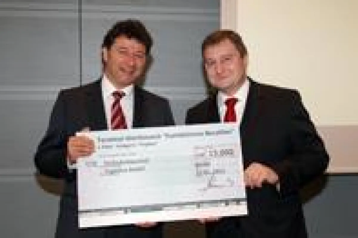 Wolfgang Adamiok vom DSGV (re.) und Arne Meil (li.), Managing Director BU Terminals der Ingenico Gmb