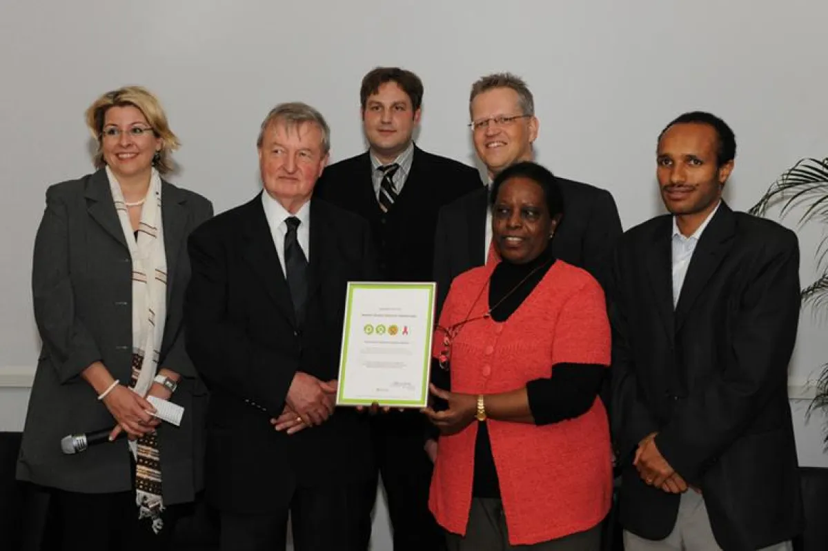 Herr Göhde (Partec GmbH)(Mitte) überreichte Herrn Andargachew, Frau Dr. Assegedech(Universität Gondar), Dr. Baumann (Fraunhofer-IZI), Prof. Reißig (Universität Leipzig) und Dr. Breun (Fraunhofer IZI) 
