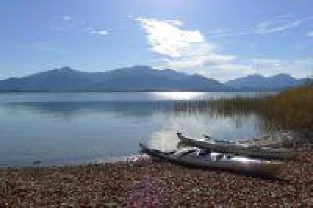 Kajaks am Chiemseeufer mit Blick auf die Kampenwand - ©Chiemsee-Alpenland Tourismus