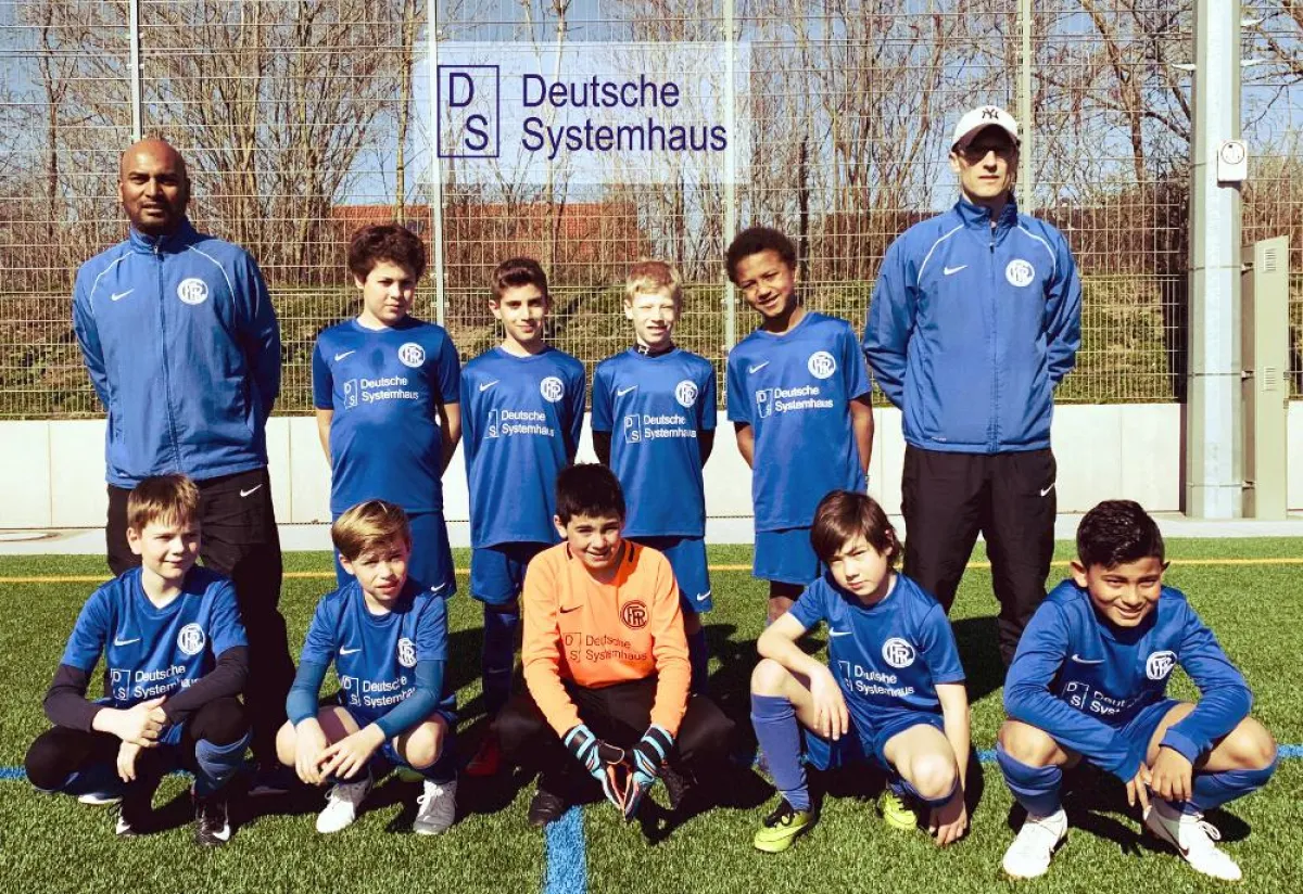 DS Deutsche Systemhaus GmbH stattet U11-Fußballmannschaft mit neuen Trikots aus