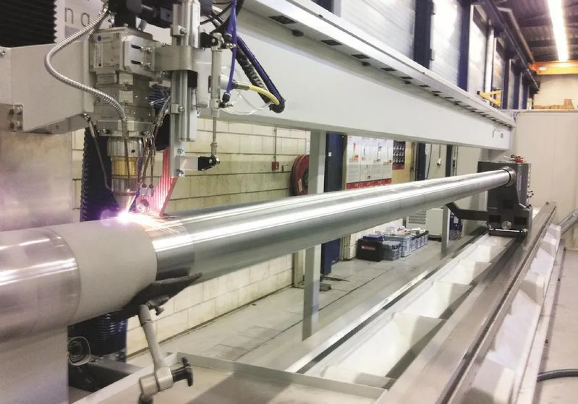 World premiere: EHLA system for Laser Material Deposition of piston rods having a length of up to ten meters. (© Fraunhofer ILT, Aachen, Germany / Hornet Laser Cladding B.V., Lexmond, NL.)