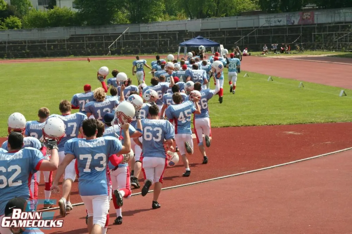 Einlauf des Varsity Teams ins Stadtion Pennenfeld