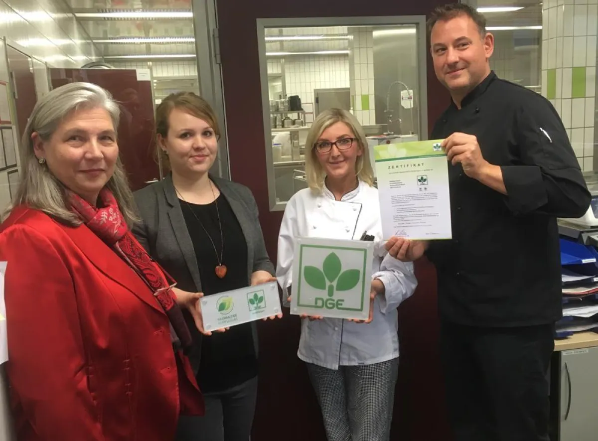 Prof. Dr. Margit Bölts von der DGR zeichnet das stolze Rebional Küchen-Team aus.
