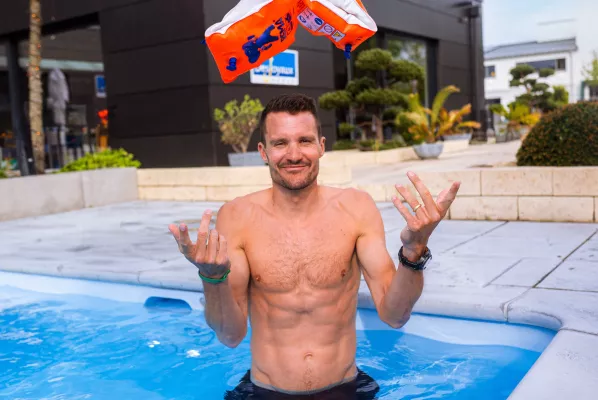 Bild: Pool-School, Desjoyaux und Olympia-Sieger Jan Frodeno bringen Kindern Schwimmen bei