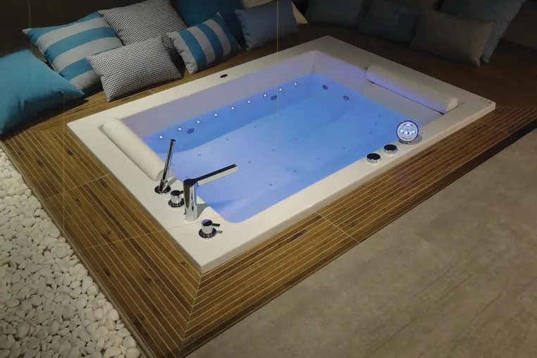 Bild: Enjoy Living GmbH stellt neues Whirlpoolsystem MultiSpa Champagner vor