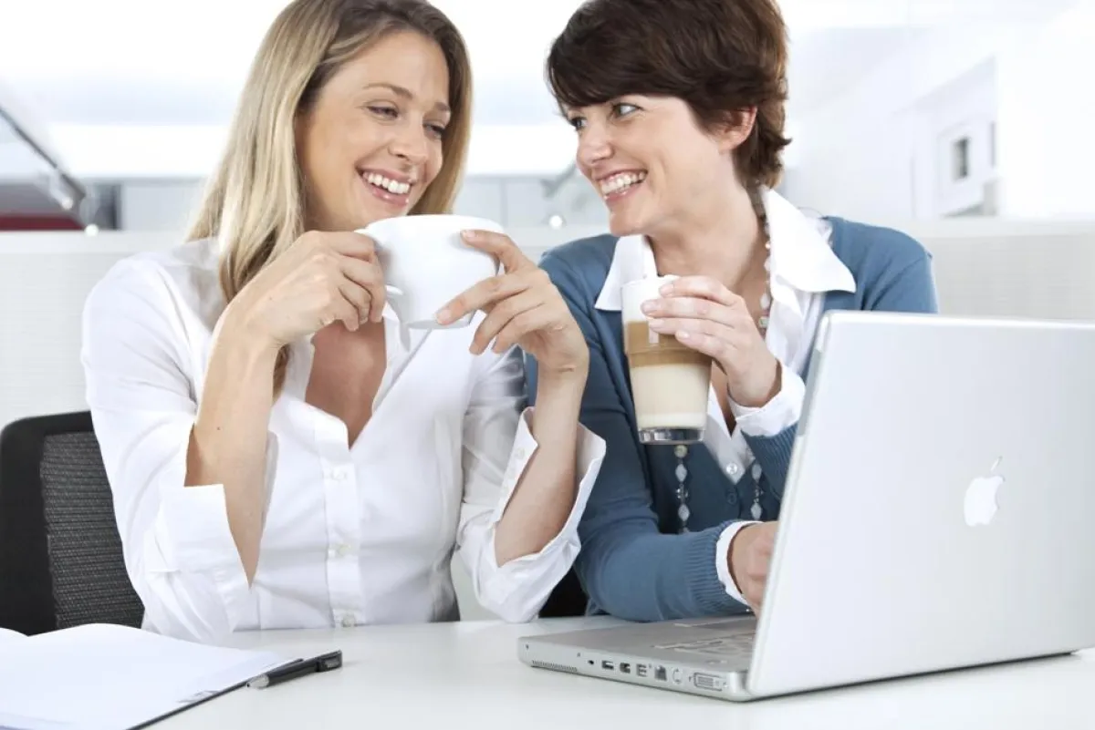 Leckerer Kaffee in der Pause sorgt für echte Entspannung und gute Stimmung im Team. Mit Kaffeevollautomaten gibt es diesen Motivationsschub auf Knopfdruck.