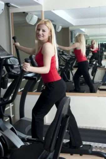 Bild: Bei Morbus Bechterew mit dem Crosstrainer die aufrechte Haltung trainieren