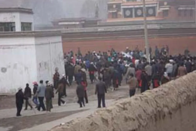 Bilder von einer größeren Protestaktion tibetischer Schüler und Studenten in Amdo Bild: Bilder von einer größeren Protestaktion tibetischer Schüler und Studenten in Amdo