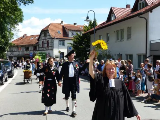 Bild: Modern und traditionell - das beliebte Lindenfelser Burg- und Trachtenfest