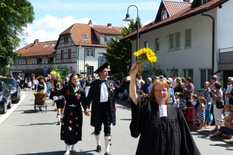 Bild: Modern und traditionell - das beliebte Lindenfelser Burg- und Trachtenfest