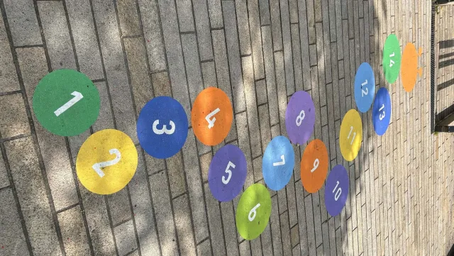 Bild: Gestaltung von Hüpf- und Bodenspielen für die Innenstadt