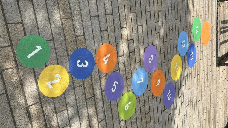 Gestaltung von Hüpf- und Bodenspielen für die Innenstadt Bild: Gestaltung von Hüpf- und Bodenspielen für die Innenstadt