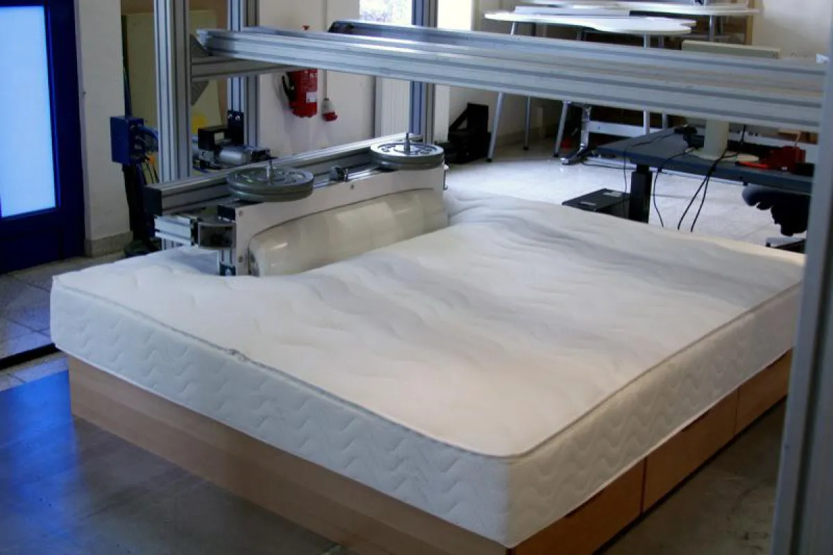 Wasserbett während des Belastungstests der Liegefläche Bild: Aqua Comfort/Dite