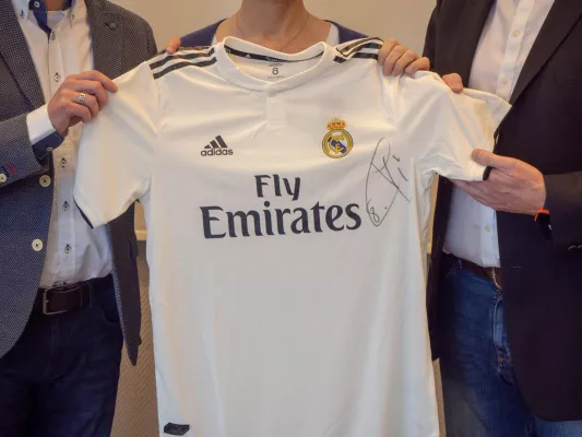 Ostsee Resort Damp startet Charity-Auktion mit handsigniertem Toni-Kroos-Trikot auf eBay Bild: Ostsee Resort Damp startet Charity-Auktion mit handsigniertem Toni-Kroos-Trikot auf eBay