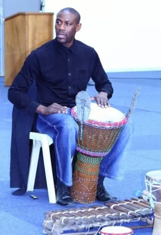 Bild: Percussion Workshops mit Ayo Nelson-Homiah aus Gambia, Westafrika