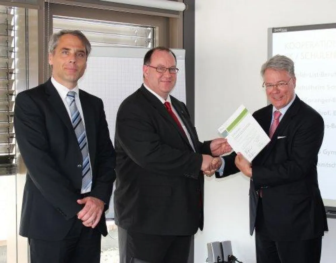 Übergabe der Urkunde: Hr. Bruckner, Prof. Opitz und Prof. Hekking (v.l.)