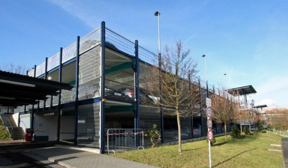 Aufgestockt: Das Parkhaus an den Dr.-Horst-Schmidt Kliniken in Wiesbaden.