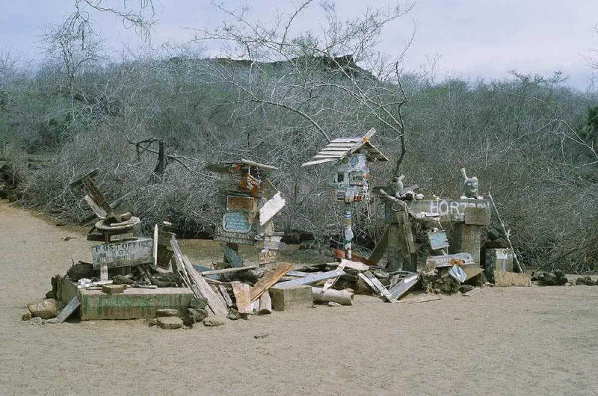 Postoffice Bay auf Galápagos: Die vermutlich seltsamste Briefkastenanlage der Welt!