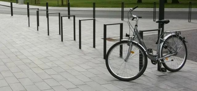 Bild: Der Fahrradanlehner Cubo zeichnet sich durch seinen universellen schlichten Stil aus