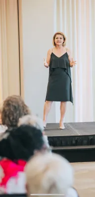 Bild: Frau Dr. von Rimon erzählt beim Expertenkongress in Miami ihre inspirierende Lebensgeschichte