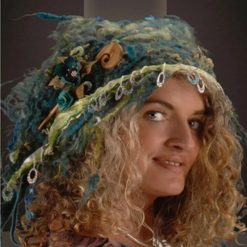 Sabina Hengstermann mit selbstgestrickgtem Hut. Foto: Wolllust in Maschen