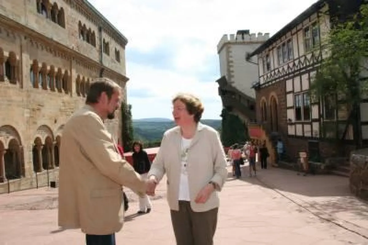 Burghauptmann Günter Schuchardt begrüßt die Jubiläumsbesucherin der 3. Thüringer Landesausstellung auf der Wartburg.
