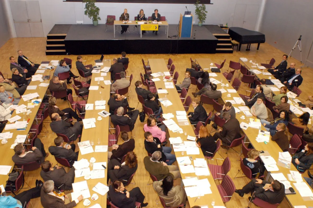 Über 100 Führungskräfte, Pressesprecher und Agenturchefs diskutierten beim Internationalen Krisengipfel 2006 des Krisennavigator an der Donau-Universität Krems, wie Unternehmen, Verbände, Behörden und