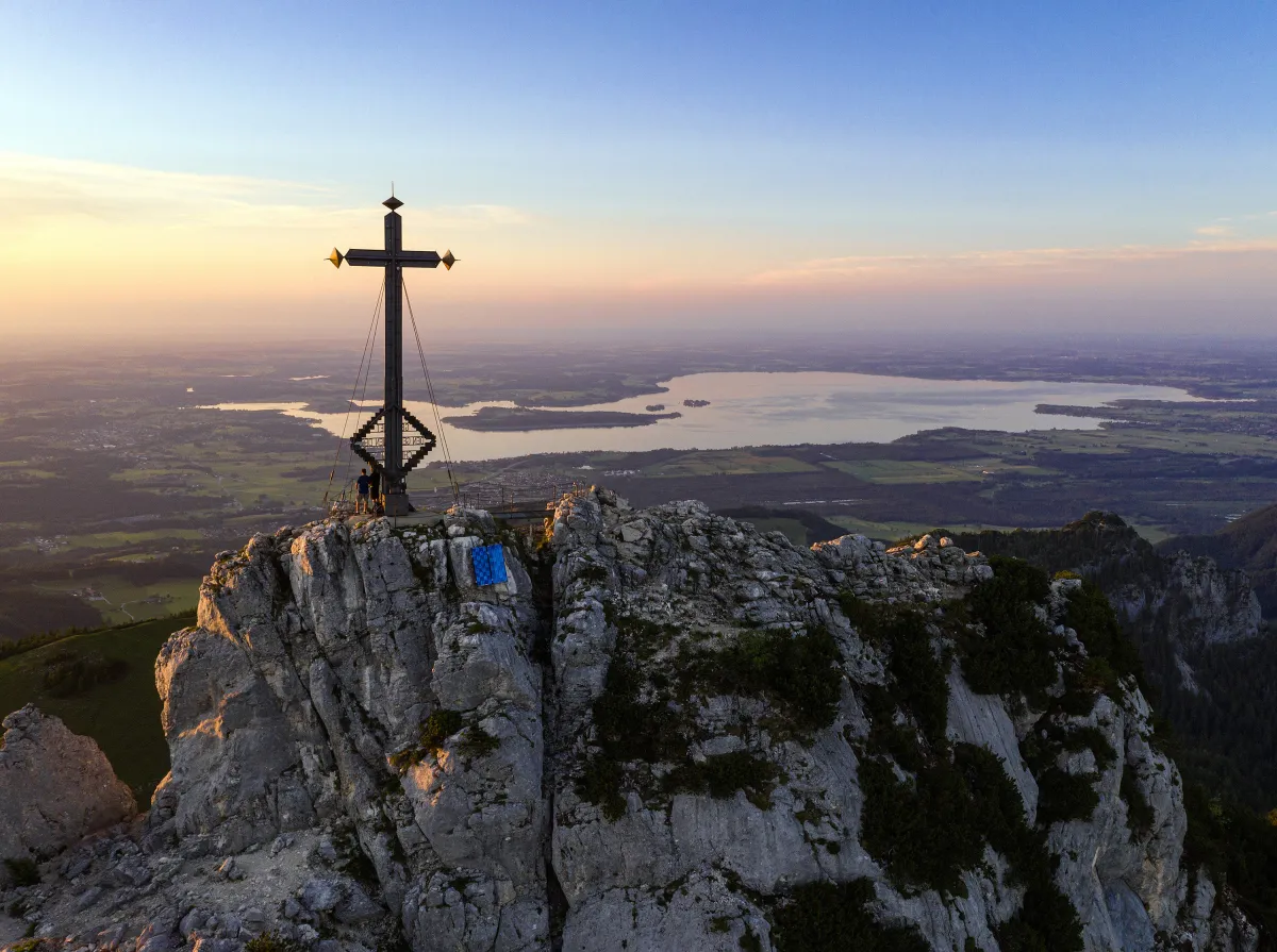 Vom Gipfel der Kampenwand bietet sich ein atemberaubender Ausblick auf den Chiemsee.  (© Pia Steen Fotografie)