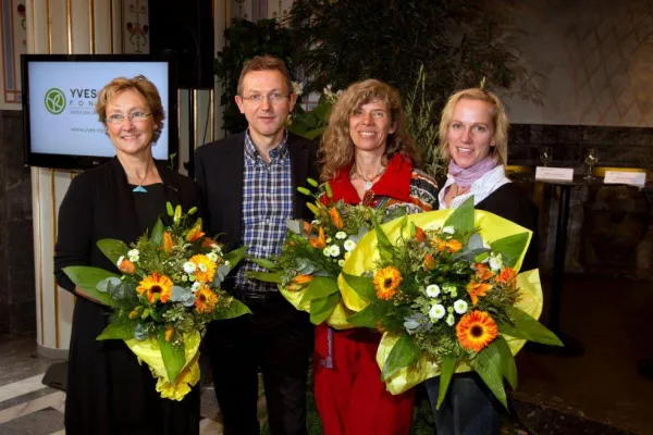 Bild: Die Umweltstiftung "Fondation Yves Rocher" verleiht den Umweltpreis "Trophée de femmes 2012"