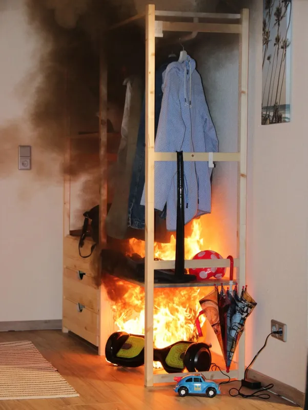 Der Akku eines Hoverboards geht beim Laden in der Garderobe thermisch durch.
