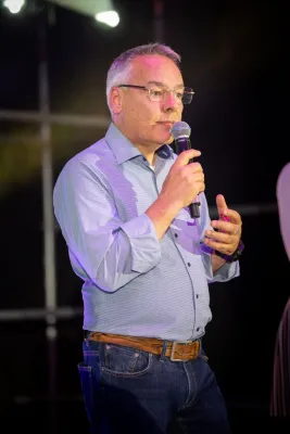 Bild: Thomas Fink aus Bad Neuenahr-Ahrweiler glänzte auf dem 8. Internationalen Speaker Slam in Wiesbaden
