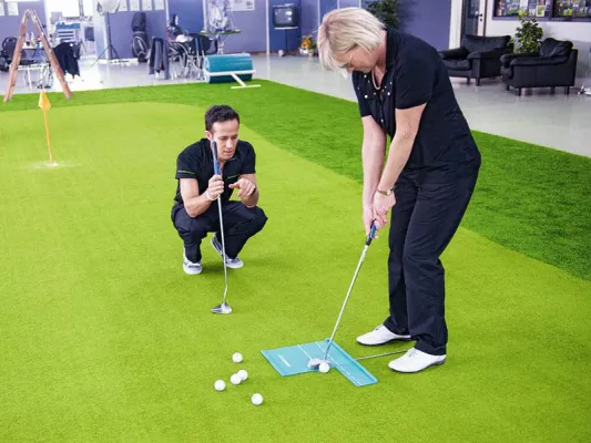 Bild: Perfekt angepasst – Aktion Putter-Nachfitting in der KRAMSKI Putting Academy