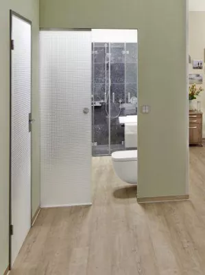 Bild: Zargenlose, lichtdurchlässige Schiebetürlösung von Wacosystems