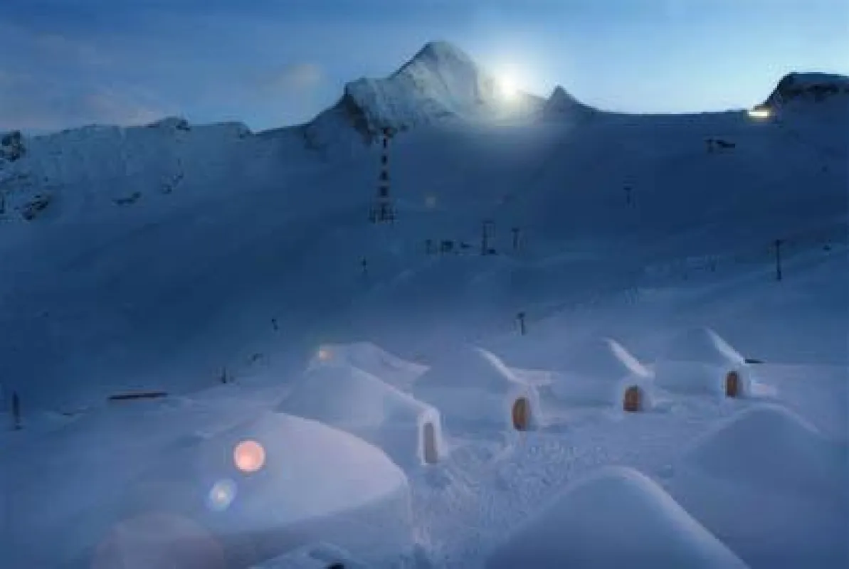 Das ICE CAMP bei Nacht