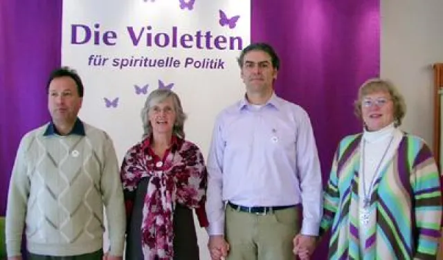 Bild: Ein neuer Bundesvorstand der Partei "Die Violetten - für spirituelle Politik"