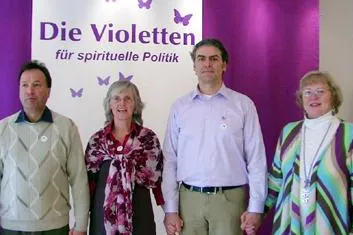 Bild: Ein neuer Bundesvorstand der Partei "Die Violetten - für spirituelle Politik"