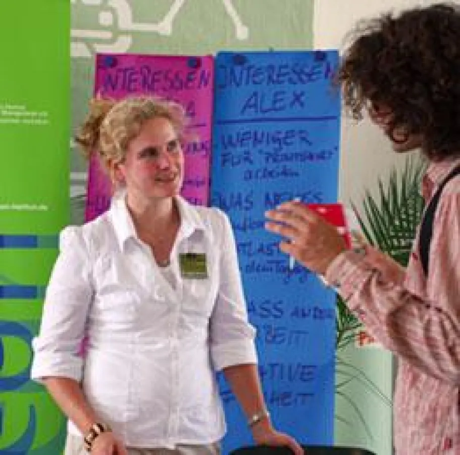 Nadja Dietrich, Wirtschaftsmediatorin, im Gespräch mit einem Soziopreneur auf dem 24 Stunden Beratungsmarathon