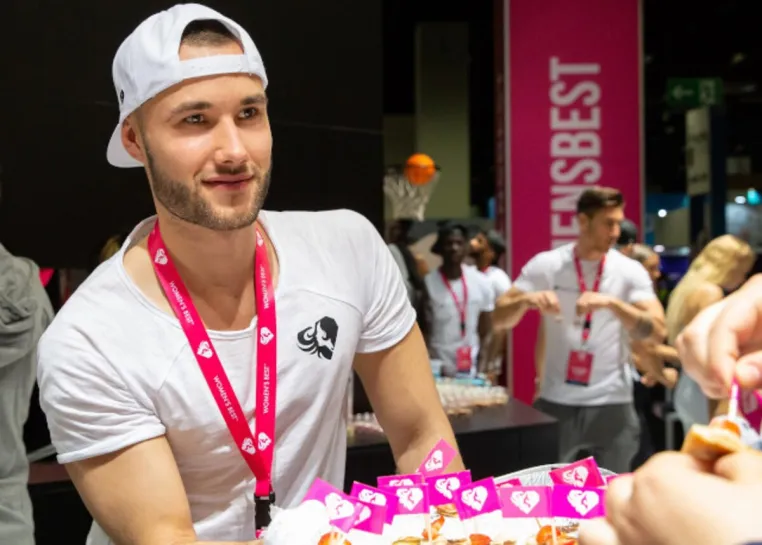 Bild: Fachmesse oder Publikumsmesse, wie sich die Aufgaben von Messehostessen Düsseldorf unterscheiden
