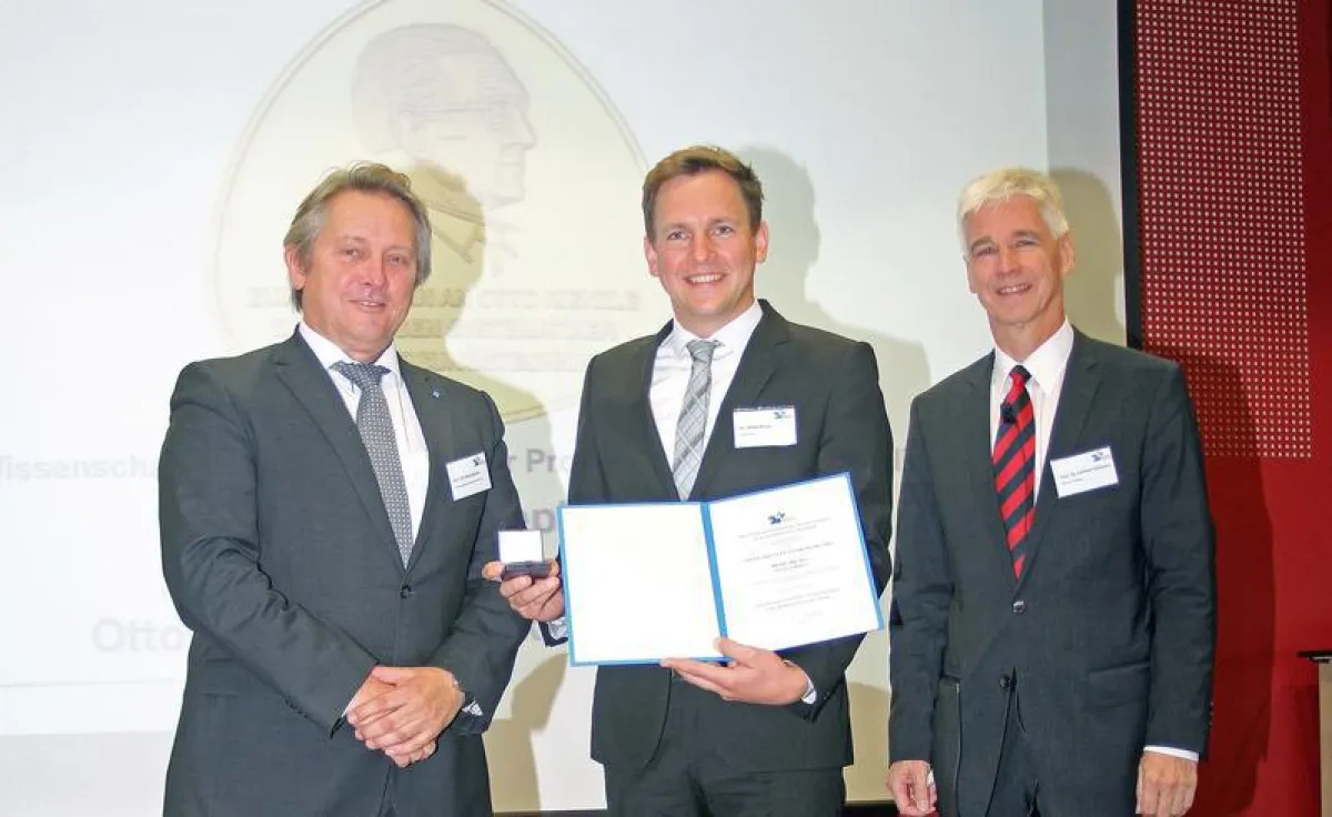 Verleihung der Otto-Kienzle-Gedenkmünze an Dr. Stefan Krug im Rahmen des WGP-Jahreskongresses (Foto: Karol Gorzkowski, wzl Aachen)