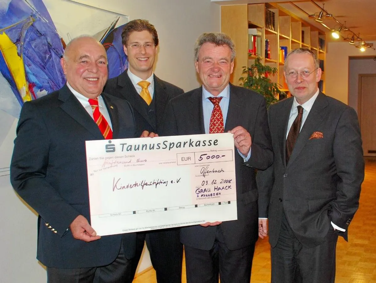 Dr. med. h. c. Dieter W. F. Hofmann von der Kinderhilfestiftung e.V. nahm dankend die Spende von Dr. Andreas Grau, Gerhard Neubauer sowie Dr. Hilmar Siebert als Vertreter der GHK-Gruppe entgegen (v.l.