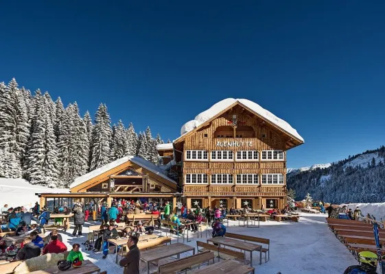 Bild: Skiurlaub direkt an der Piste – Auenhütte mitten im Kleinwalsertal