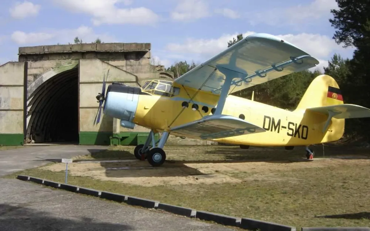 Eine AN-2 - der größte Doppeldecker der Welt - steht bei Veranstaltungen für Rundflüge zu Verfügung.