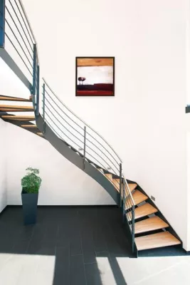 Bild: Mit Schwung nach oben – Flachstahltreppen als moderne Allrounder