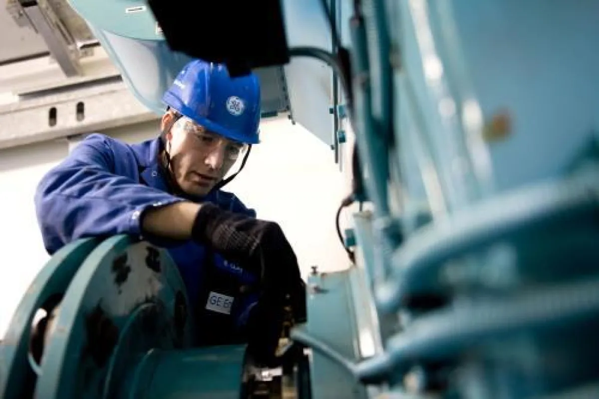 GE Servicetechniker bei der Arbeit